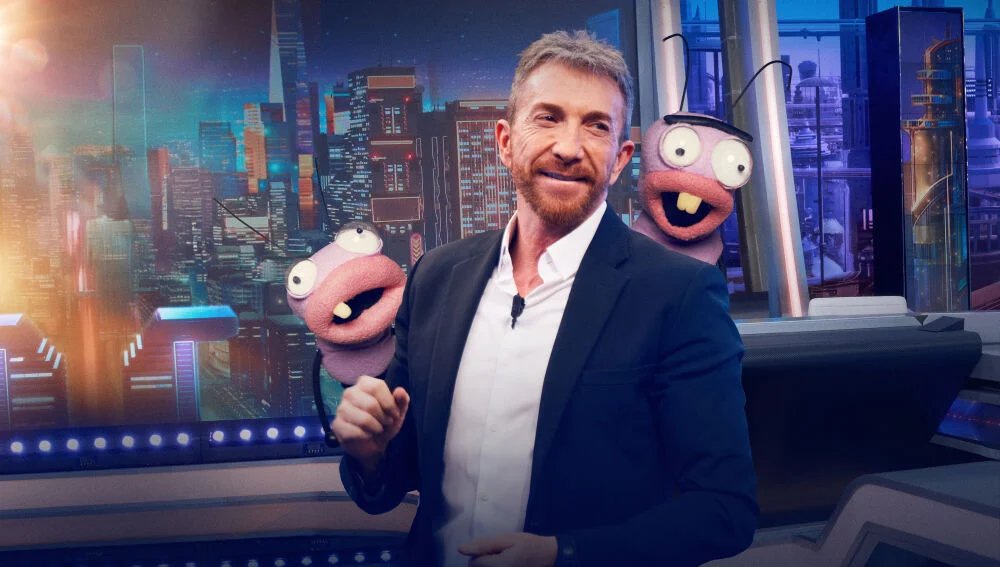 Pablo Motos con las mascotas del programa El Hormiguero en Antena 3